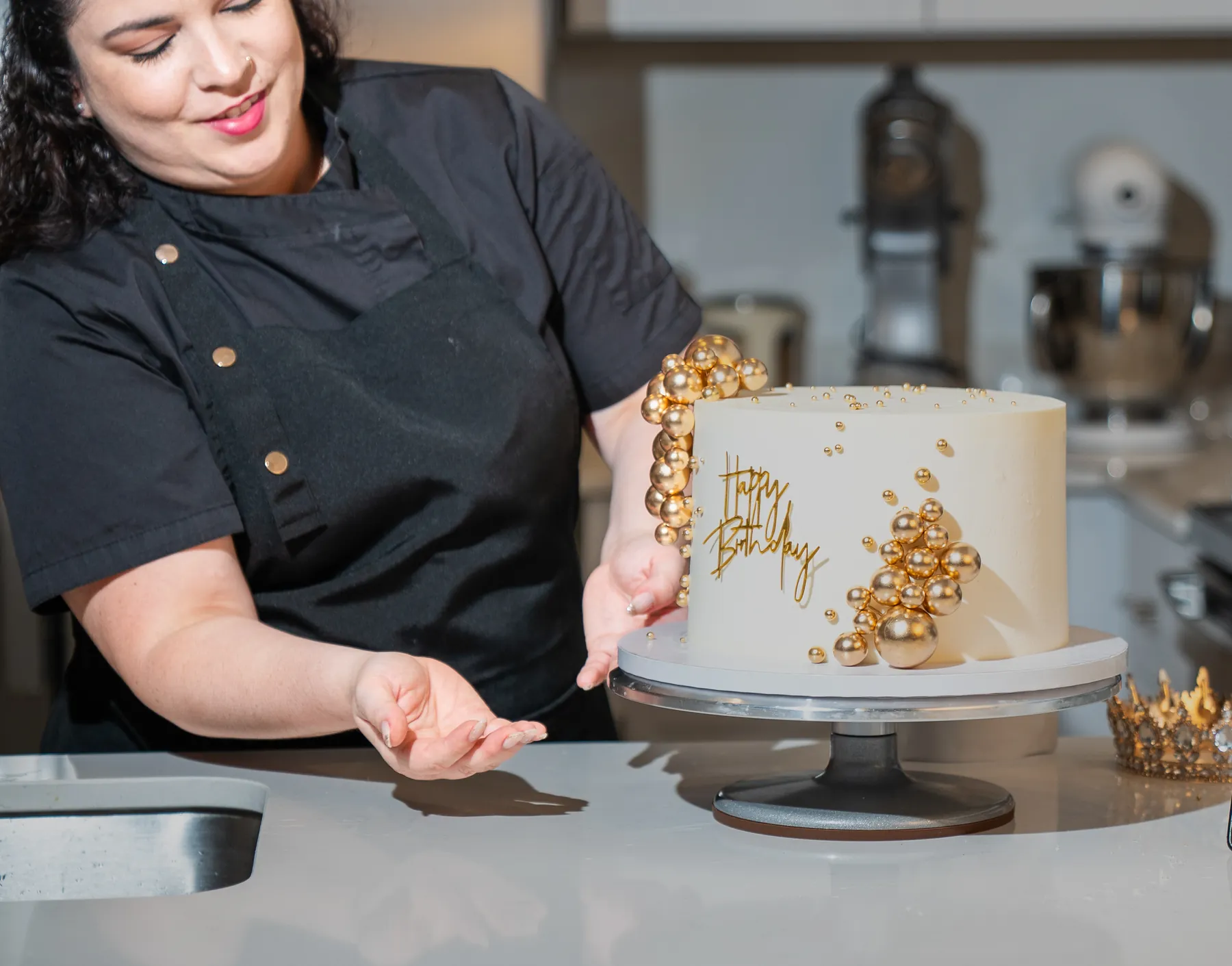 Rachel decorando una torta