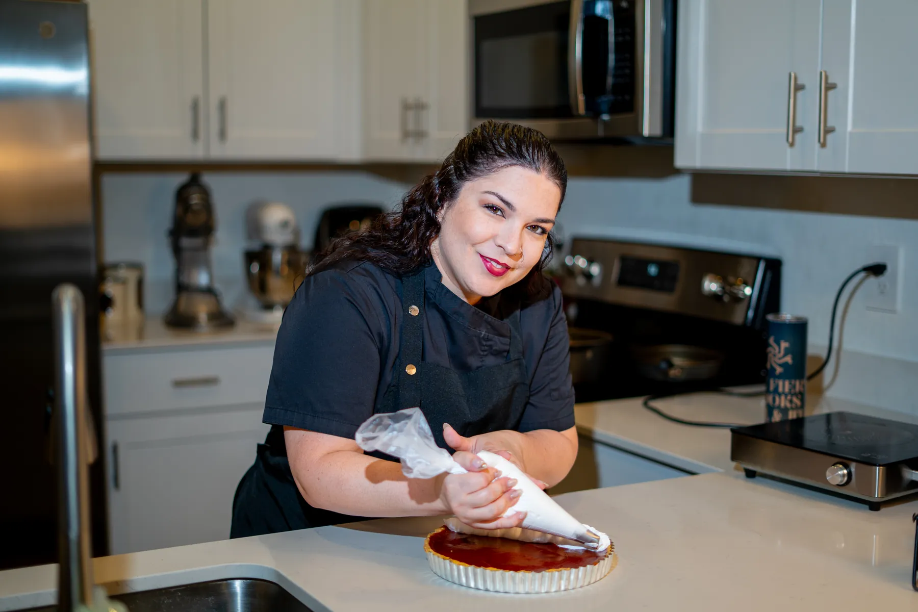Rachel trabajando en pastelería