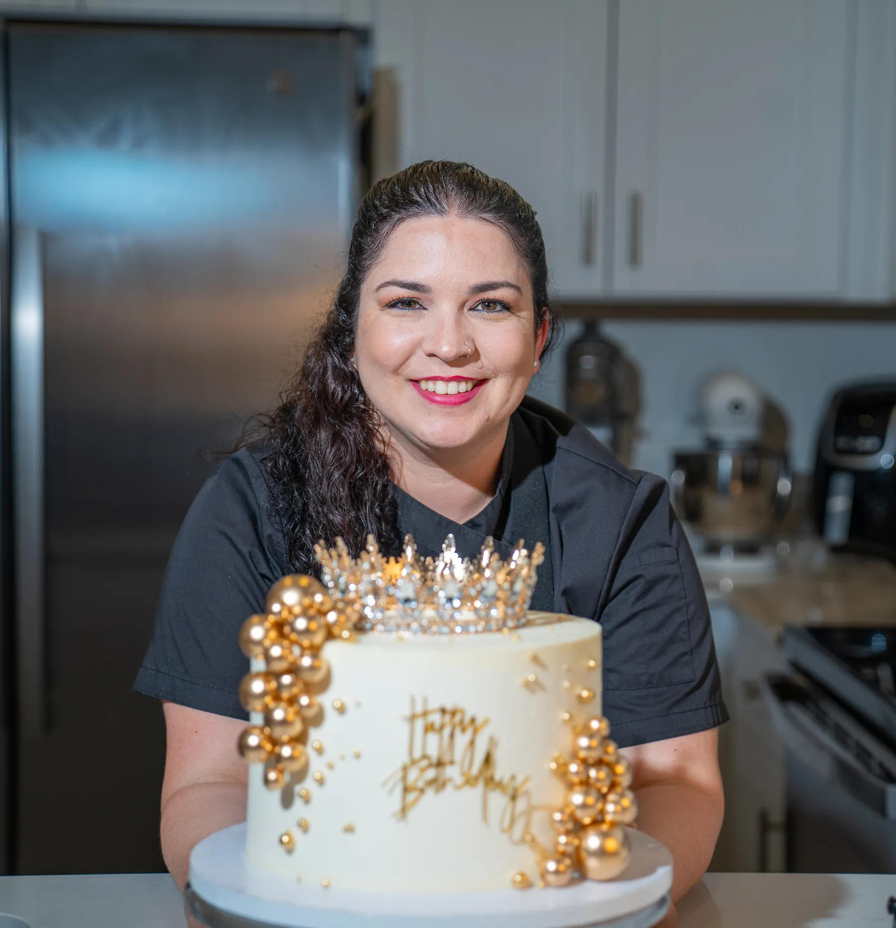 Retrato de Rachel Sanchez con una creación de pastelería