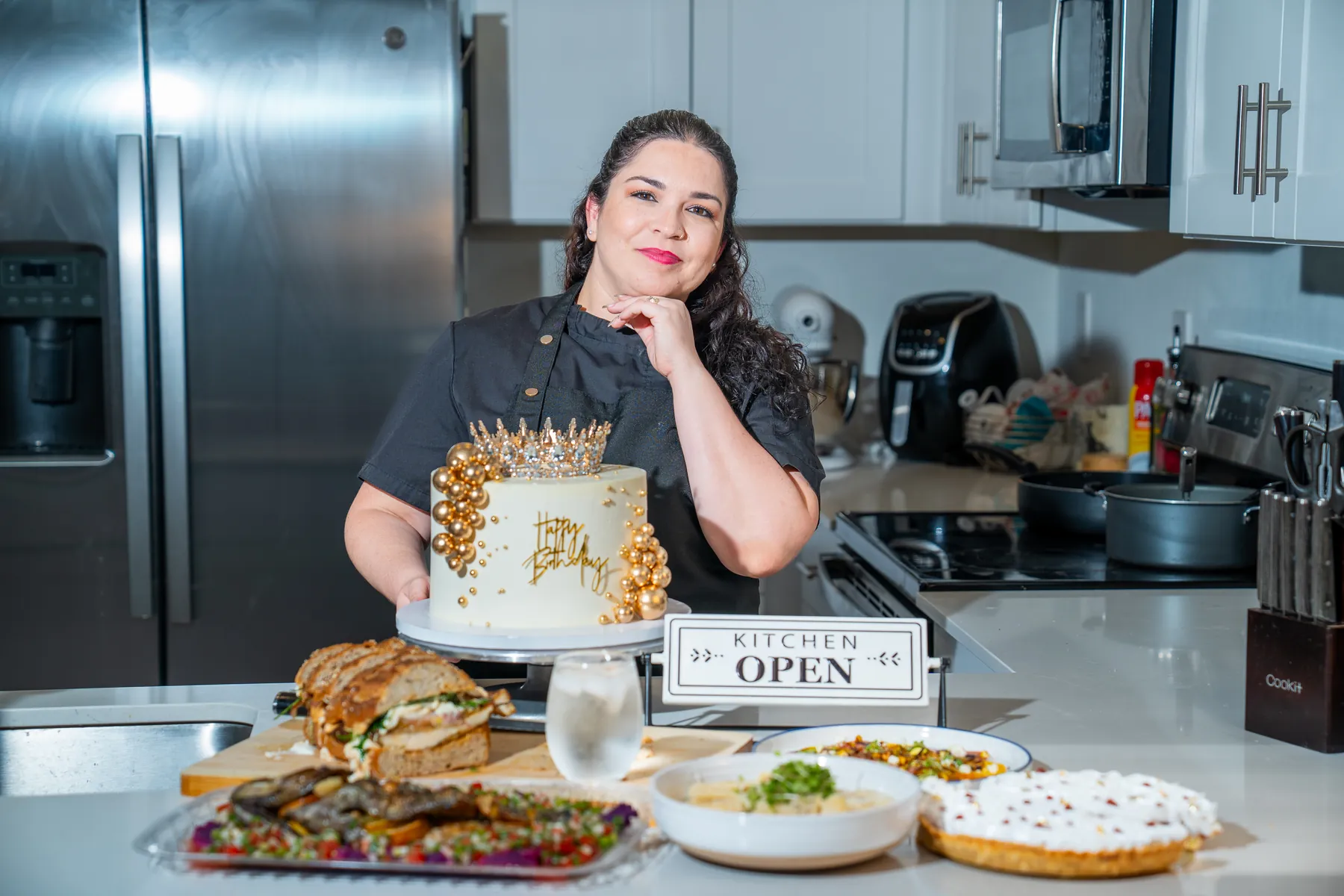 Rachel Sanchez en una mesa culinaria